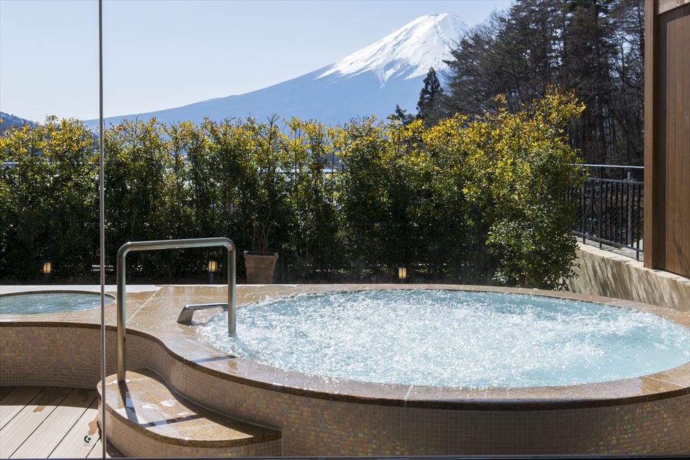 LA VISTA Fujikawaguchiko_Take in a panoramic view of Mount Fuji from the open-air bath in the large common bathing area.